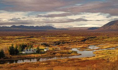 İzlanda sonbahar doğa manzarası. Şeyler vellir doğa. Thingvellir Park Nehri. Nehir İzlanda 'da sonbaharda. Sonbahar manzarası. Almannagja. Thingvellir sonbahar manzarası. Thingvellir Ulusal Parkı İzlanda.