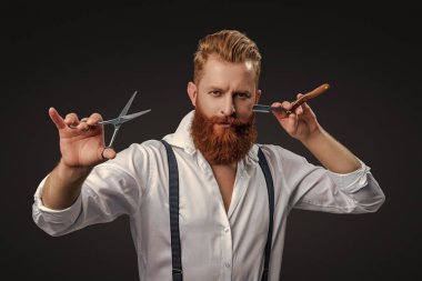 Kuaförde saç kesimi. Berber saç stili yapıyor. Berber dükkanı reklamı. Erkeklerin kuaförlük becerileri. Siyah üzerine izole edilmiş jilet ve makas tutan Retro kuaför. Birinci sınıf kuaförlük.