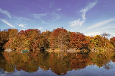 Sonbahar manzarası. Göletteki tekne. Sonbahar doğa manzarası. Central Park 'ta sonbahar doğası. Mevsimlik sonbahar manzarası. Sonbahar göletine park teknesi, New York. Manzaralı düşüş. Sonbaharda Central Park 'ta. Tekne.