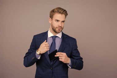 Başarılı bir iş adamı. İş iletişimi. Adam iş telefonuna cevap veriyor. Kendine güvenen bir iş adamı. CEO her zaman iletişim için telefon kullanır. İşadamı Grey 'de izole edilmiş. Ofis yöneticisi.