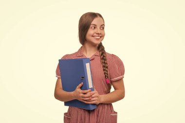 Beyaz tenli genç bir öğrenci. Lise eğitimi. Bilgi ve eğitim. Eğitim projesinde öğrenci kız. Dosyada okul projesi olan genç bir kız. Okula dönelim. Sınava hazırlanın..