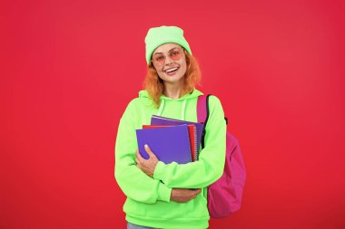 Pembe üzerine izole kadın. 1 Eylül. Bilgi ve eğitim. Okul eğitimi. Öğrenci hayatı. Üniversitedeki kadın öğrenci. Okula dönelim. Bilgi toplama günü. Üniversitede eğitim. Kütüphane ziyaretleri.