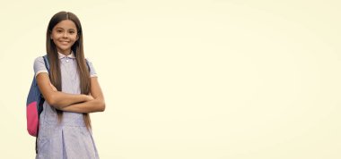 Kız öğrenci beyazdan soyutlanmış. 1 Eylül. Ders çalışma zamanı. Bilgi ve eğitim. Okul eğitimi. Öğrenci hayatı. Genç kız okula geri döndü. Bilgi toplama günü. Üniversitede eğitim. Mükemmel öğrenci..