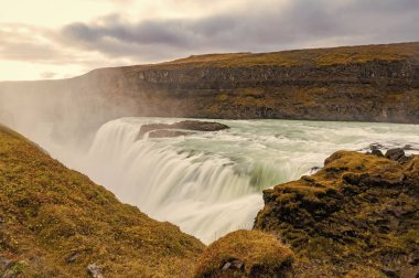 Majestic Gullfoss şelalesi rotası. İzlanda dağ doğa manzarası. Şelale manzarası. Doğa vahşiliği. İzlanda Şelalesi 'nin varış yeri. Resimli Gullfoss şelalesi. İzlanda 'ya seyahat.