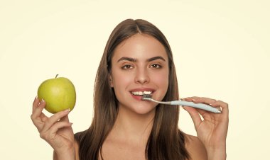 Elektrikli diş fırçası. Ağız temizliği. Diş fırçası, diş sağlığı ve oral bakım. Sabah rutini. Dişlerini elektrikli diş fırçasıyla fırçalayan bir kadın. Dişlerini fırçalayan kız beyazda izole edilmiş. Sonik Teknoloji.