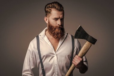 Saçları kızıl saçlı, olgun bir adam. Acımasız erkek modası. Erkek vahşeti. Antika pantolon askılı, eski tip bir gaddar adam. Askılık giymiş vahşi bir adam gride izole edilmiş. Zarif kuaförlük.