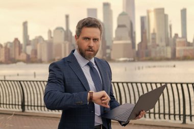 İş görüşmesi için son gün. Başarılı iş adamı zamanı kontrol ediyor. İş adamı New York 'ta dışarıyı kolaçan ediyor. İş adamı geç kalıyor. Kol saatinde dakik adam zamanı kontrol ediyor. Performansı optimize et.