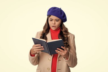 Okul okuma eğitimi. Okula dönelim. Sonbahar kızı okul kitabını okudu. Üniversite öğrencileri için eğitim. Genç kız kitap okuyor. Sonbahar ders çalışma zamanıdır. Eğitim ve bilgi. Kitap kulübü..