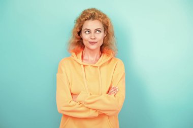 Mavi üzerine kapüşonlu giyen kadın. Moda modeli. Şık kapüşonlu kızıl saçlı kız. Sıradan kapüşonlu, şık, beyaz bir kadın. Modayla ilgilenen kız modaya uygun ve parlak görünüyor. Sportif kıyafet..