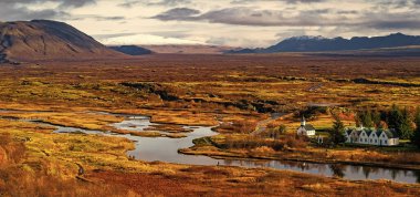 Thingvellir sonbahar manzarası. Thingvellir Ulusal Parkı İzlanda 'da. İzlanda sonbahar doğa manzarası. Şeyler vellir doğa. Thingvellir Park Nehri. Nehir İzlanda 'da sonbaharda. Sonbahar manzarası. Panoramik görünüm.