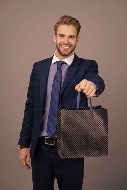 Erkekler günü. Başarılı patron hediyesini aldı. Seçici odaklanma. İşadamı iyi iş çıkardığı için ödüllendirildi. İş yerindeki gizli sevgililer günü kartı. Şirketler arası yeteneği olan bir iş adamı Grey 'de izole edilmiş. Şirket mevcut.