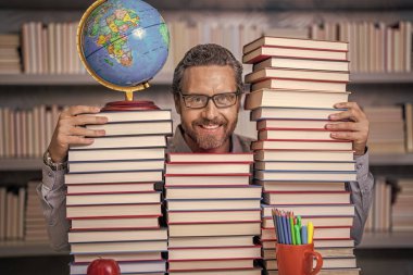 Okul kütüphanesinde eğitim. İnsan kitap kurdu bilgi edinir. Öğretmenler ve bilgi günü. Zeki öğretmen. Sınıftaki kitap kurdu adam. Kitap edebiyatı öğretmeni. İçindeki dehayı serbest bırak..