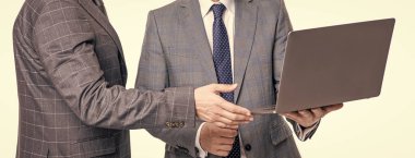 Çevrimiçi çalışan serbest çalışan. Serbest çalışmak için dizüstü bilgisayar kullanan iş adamları. İşletme bilgisayarında serbest çalışmak. Serbest çalışan işadamları beyazları izole ediyor. Uzaktan işbirliği. Bağımsız adamlar blog 'u çevrimiçi yayınlıyorlar.