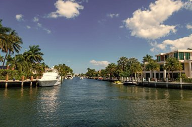 Tropikal bir evde yaz tatili. Yat iskelesi olan lüks bir yazlık villa. Yaz cennetinde tatil. Yaz tatilinde lüks bir apartman dairesinde. Florida 'daki körfeze git..