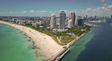 Güney sahili havacılık şehri. Şehir manzarası. Miami plajı hava manzarası. Marina, Miami Beach, Florida USA 'de. Biscayne Körfezi. Lüks şehir manzaralı Miami Marina şehir merkezi. Yaz tatili. Hava perspektifi.