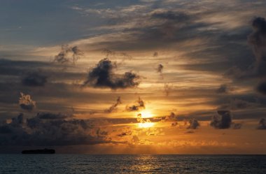 Dramatik gün batımı. Okyanus sahilinde gün doğumu. Yaz tatilinde gün batımı deniz manzarası. Deniz kıyısında gün doğumu. Gün batımında deniz manzarası sakin. Deniz manzarasında romantik bir yaz tatili.