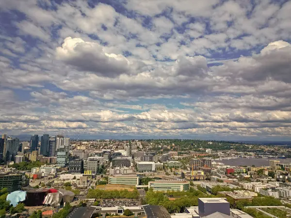 Uzay iğnesiyle hava manzarası. Panorama Havalimanı Seattle şehir manzarası. Amerikan modern Seattle bölgesi. Metropolis şehir manzarasının mimarisiyim. Seattle manzarasının havadan görünüşü. Seyahat.
