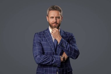 Takım elbiseli adam liderliği temsil ediyor. İş liderliği ve başarı. İşadamı lider koltuğunda. İş başarısı. Profesyonel lider CEO. Resmi takım elbise giyen bir iş adamı..