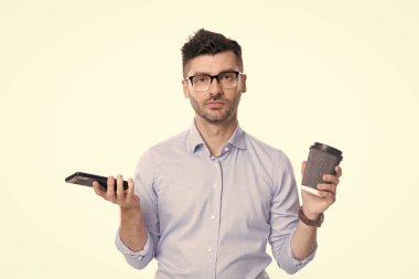 İletişim. İş adamı kahve molasında telefonu tutar. Patron akıllı telefon kullanıyor. İş görüşmesi. Telefonda konuştuktan sonra iş adamı. Telefon var. İletişim kurmak için telefonu kullanan bir adam. Kısa e- postalar.