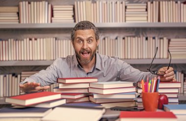 Sürpriz öğretmen sınava hazırlanıyor. Derste çok çalışan bir profesör. Kitaplı bir okul profesörü. Öğretmenler günü. Okul öğretmeni kütüphanede eğitimi geliştirir. Bilgi günü. Sürprizi hisset.