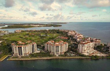 Miami güney plajının şehir manzarası. Miami şehir merkezinde modern gökdelenleri olan Florida. Hava görüntüsü. Miami Plajı 'ndaki gökdelenli şehir manzarası. Skyline marina havacılık şehri manzarası. Şehir silüeti.