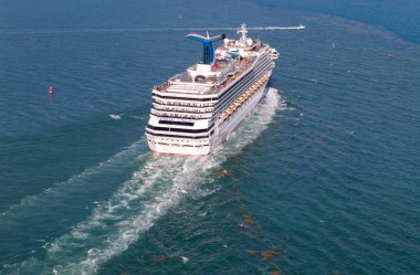 Miami, Florida, ABD - 31 Mart 2025: Karnaval Fetih yolcu gemisi yolculuğu. Yaz tatilinde gemi turu. Karnaval yolcu gemisi. Gemi turu ve deniz seyahati. Gemi Miami sahil limanından ayrılıyor..