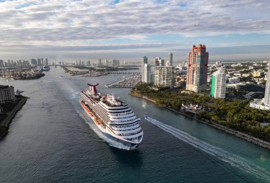 Miami, Florida, ABD - 11 Ocak 2025: Karnaval yolcu gemisi. Gemi turu ve deniz seyahati. Gemi Miami limanından ayrılıyor, güney sahilinde. Sihirli Karnaval yolcu gemisi yolculuğu. Yaz tatilinde gezmek.