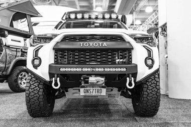 New York City, ABD - 27 Mart 2024: 2023 Toyota 4Runner spor araba New York Uluslararası Otomobil Fuarı, düşük görüş.