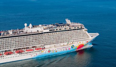 Miami, Florida, ABD - 29 Ocak 2025: Norveç ayrılıkçı yolcu gemisi yolculuğu. Yaz tatilinde gemi turu. Norveç yolcu gemisi. Gemi turu ve deniz seyahati. Gemi Miami limanından ayrılıyor..