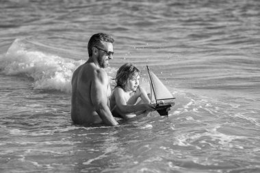 Baba ve oğul tekne macerası yaşıyorlar. Yaz tatilinde arkadaşça bir aile hayali. Oğlu ve babası yazın rahatlar. Günbatımında baba oğul deniz yolculuğunda rüya görüyor. Babalığın neşesini kucaklamak.