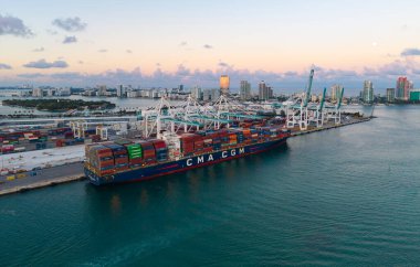 Miami, Florida - 11 Şubat 2025: ihracat ve ithalat. Miami Limanı. Kargo gemisi Miami 'de konteynırla dolu, anten. Nakliye konteynırı. Kargo konteynırlı Miami hava limanı. Kargo teslimatı.