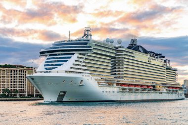 Miami, Florida, ABD - 23 Aralık 2024: MSC Sahil Seyahati. Yaz tatilinde gemi turu. MSC yolcu gemisinde. Gemi turu ve gün batımında seyahat. Gemi limanı temizliyor..