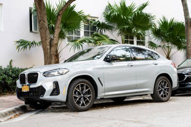 Miami, Florida, ABD - 08 Aralık 2024: BMW M4 'ün açık hava aracı. BMW M4 aracı, yan görüş. 2024 BMW X4 çapraz coupe. BMW M4 aracının lüks arabası..