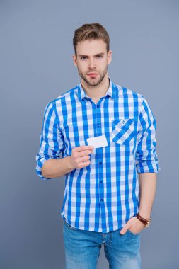 Millennial Man 'in kredi kartı Grey' de izole edilmiş. İşletme markası. Hesabı öde. İnternet bankacılığı için kredi kartı olan bir iş adamı. Emoney. Kolay ödeme. Borç ve kredi kartı. İnsanoğlunun hesap kartı.