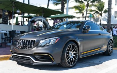 Miami, Florida, ABD - 06 Aralık 2024 Mercedes Benz C 2023 arabası. Mercedes Benz C V8 biturbo tipi lüks bir araba. Mercedes Benz 'in arabası dışarıda park edilmiş. Mercedes Benz C, ön manzara..