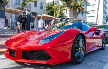 Miami, Florida, ABD - 22 Aralık 2024: 2016 Kırmızı Ferrari 488 GTB Gran Turismo Berlinetta supercar. Lüks araba Ferrari Berlinetta. Araba Ferrari Berlinetta açık havada. Ferrari Berlinetta, köşe görüş..