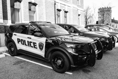 New York City, ABD - 25 Mart 2024 Dodge Durango Polis arabası dışarıda, köşe manzaralı.