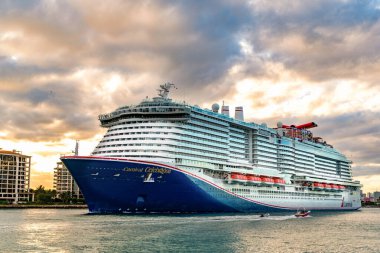 Miami, Florida, ABD - 23 Aralık 2024: Karnaval yolcu gemisi. Gemi turu ve deniz seyahati. Gemi Miami limanından kalkıyor. Karnaval yolcu gemisi seyahati. Yaz tatilinde gezmek.
