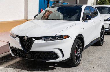 Miami, Florida, ABD - 09 Aralık 2024 Alfa Romeo Tonale Veloce kavşağı. Alfa Romeo Tonale Veloce 'nin lüks arabası. Alfa Romeo 'nun arabası dışarıda park edilmiş. Alfa Romeo, yan görünüm.
