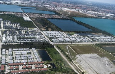 Uçaktan hava manzarası. Yerleşim yerlerinin manzarası. Şehrin banliyö mahallesi hava manzaralı. Şehrin havacılık mahallesi. Kenar mahalle manzarası. Banliyö kasabası.