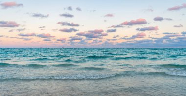 Deniz ufku manzarası. Yaz tatilinde bulutlu gökyüzü ve deniz manzarası. Deniz ufkuyla gökyüzü. Deniz doğarken sakin ufuk manzarası. Deniz manzarasında romantik yaz tatili gündoğumu.