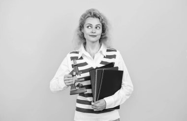 Okul biyoloji öğretmeni kadının elinde mikroskop var. Kadın biyoloji öğretmeni. Okula dönelim. Mikroskobu olan öğretmen sarıda izole edilmiş. Kadınlar için biyoloji bilimi. Mikroskop araştırması.