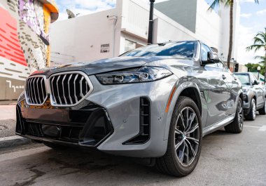 Miami, Florida, ABD - 16 Kasım 2024: 2025 BMW X6 çapraz otomobil. BMW X6 tipi lüks bir çapraz araba. BMW X6 'nın arabası dışarıda park edilmiş. BMW X6, köşe görünümü.