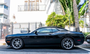Miami, Florida, ABD - 20 Aralık 2024 Dodge Challenger GT arabası. Dodge Challenger GT tipi lüks bir araba. Dodge Challenger 'ın arabası dışarıda park edilmiş. Dodge Challenger, yan görünüm.