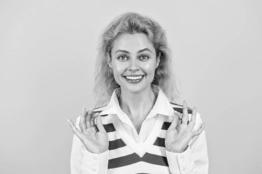 Sıradan bir tarz. Şık kızıl saçlı kadın menajer. Öğretmenim. İş kadını ya da sekreter. Sarıda soyutlanmış beyaz bir kadın. İş hayatı yaşayan bir kadın. Yüz resmi.