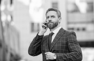 Telefon kullanan bir iş adamı. Şehirdeki erkek telefon konuşmaları. İş adamı telefonda konuşuyor. İş adamı ön ofiste. Sosyal ağ. Ofis binasında telefonu olan İspanyol bir iş adamı. Çevik iş.