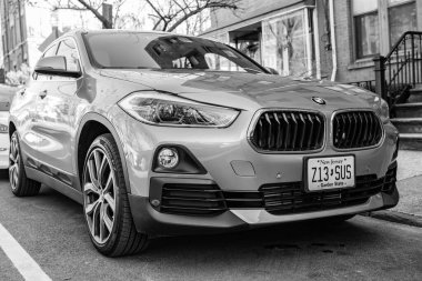 New York City, ABD - 08 Nisan 2024 BMW X2 sDrive28i SUV araba açık alanda, köşe manzaralı.