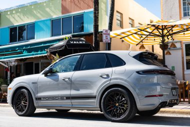 Miami, Florida, ABD - 06 Aralık 2024: 2025 Porsche Cayenne spor arazi aracı. Porsche Cayenne 'in lüks arabası. Porsche Cayenne 'in arabası dışarıda park edilmiş. Porsche Cayenne, köşe manzaralı..