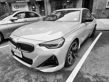 New York City, ABD - 10 Mart 2024: BMW 2 lüks araba park yeri, ön köşe manzarası.