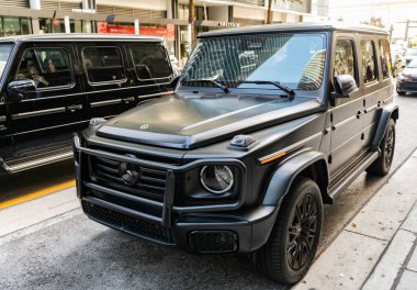 Miami, Florida, ABD - 01 Aralık 2024: 2019 Mercedes Benz G550 SUV otomobil. Mercedes Benz G550 tipi lüks bir araba. Mercedes Benz 'in arabası dışarıda park edilmiş. Mercedes Benz G550, köşe manzaralı.